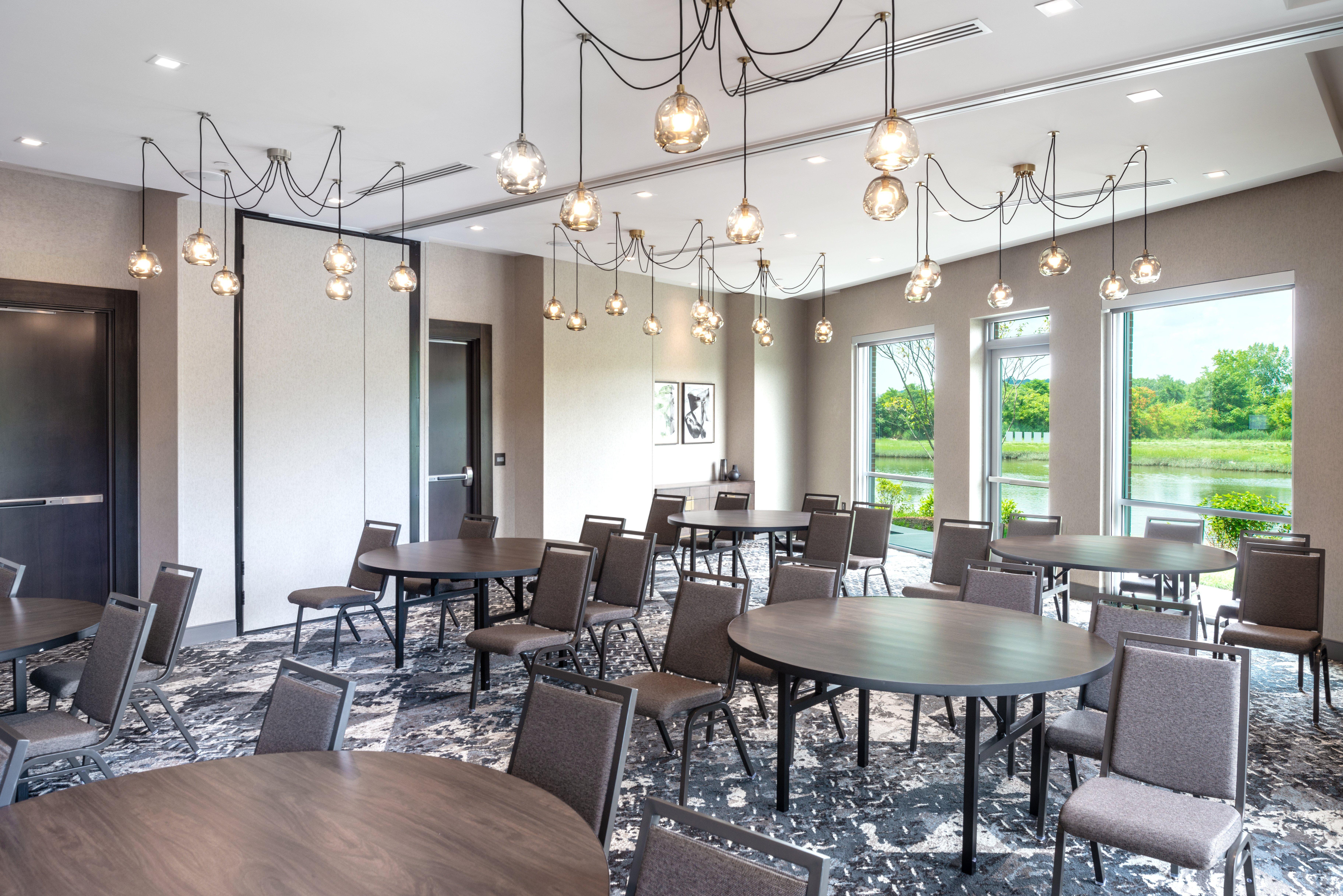 Holiday Inn Boston Logan Airport - Chelsea By Ihg Экстерьер фото